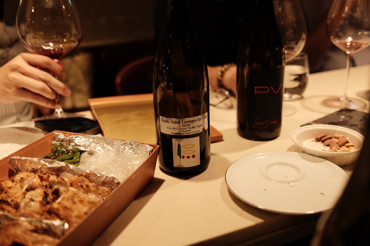 Event attendee, Michael Ong, kindly shared a bottle Prieuré Roch Clos Des Varoilles Monopole to end off the night. (Photo Credit: Jaclene Liew)